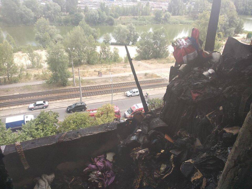У Києві спалахнула масштабна пожежа в житловому будинку, на балконі згоріла жінка