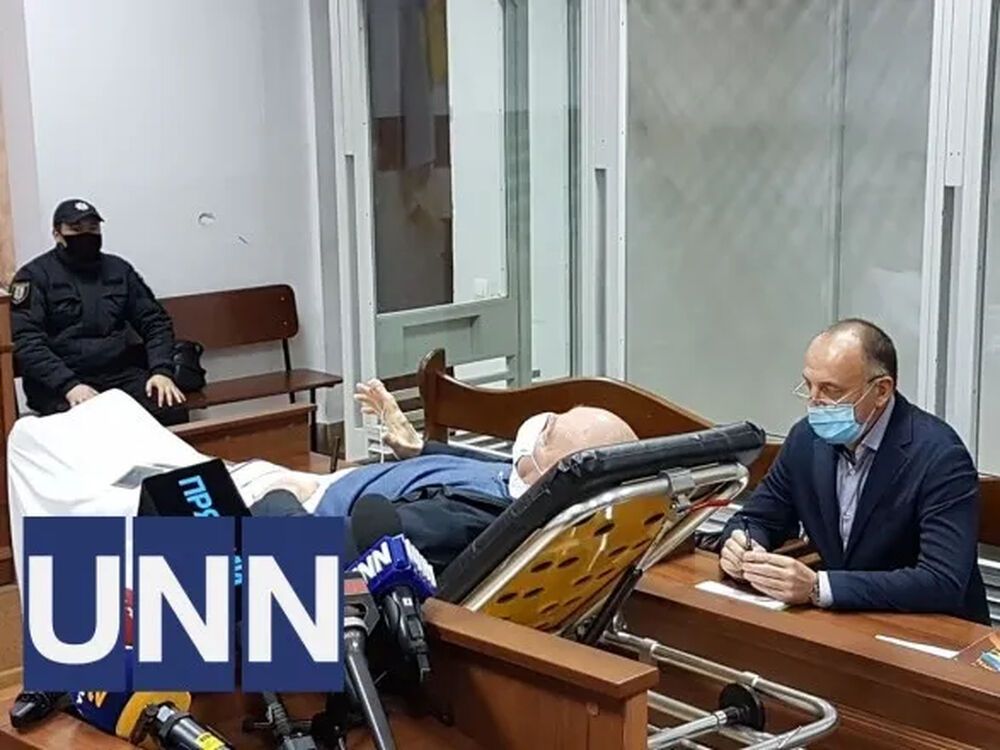 Під час суду Юрій Назаренко лежав на ношах