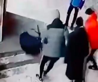 Новини Росії: у Новосибірську підлітки по-звірячому побили жінку - відео