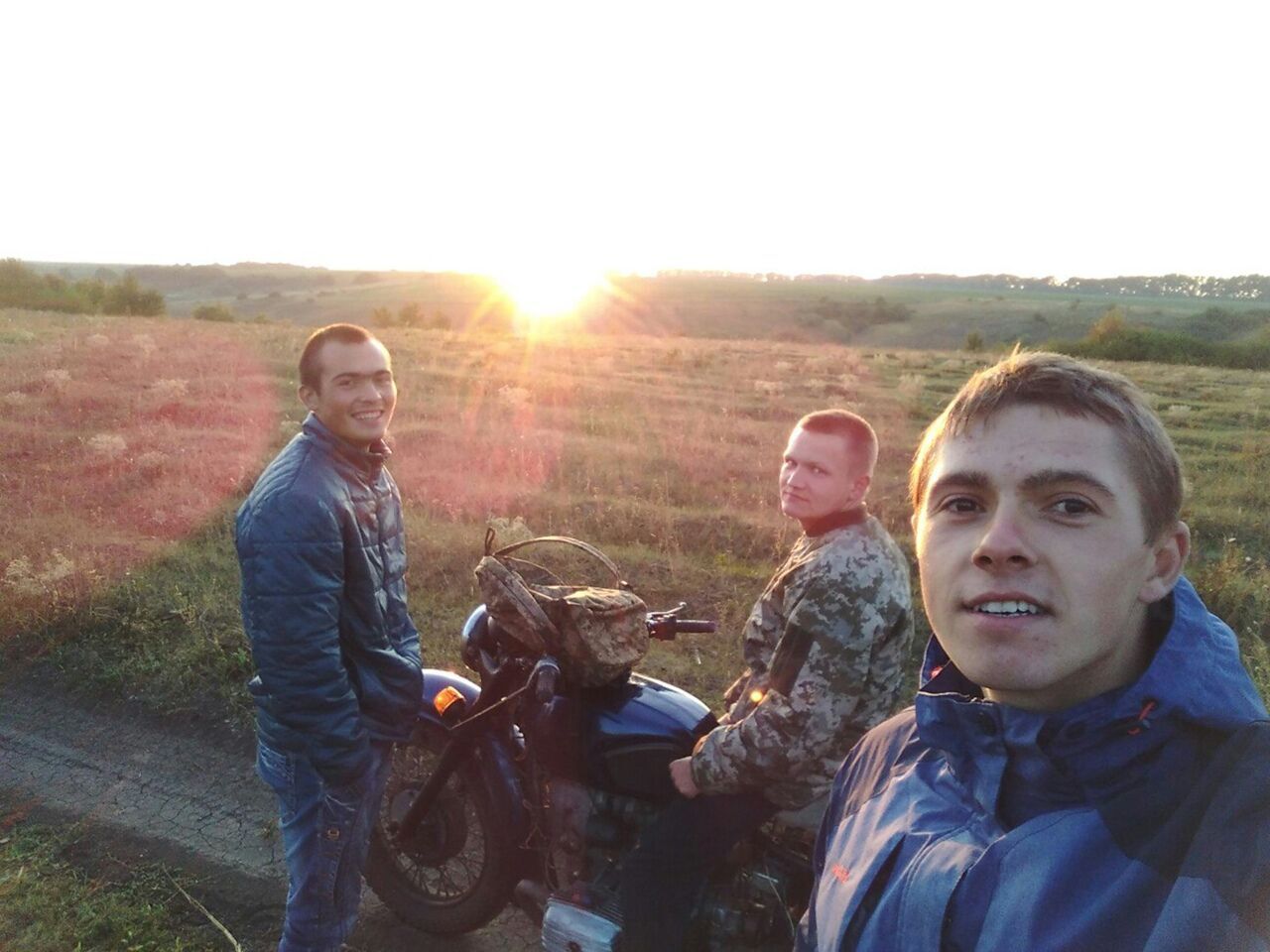 Андрій (у центрі) з улюбленим мотоциклом