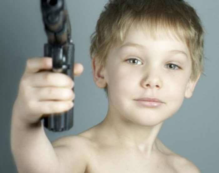 Мальчик насколько. Пистолеты для детей. Мальчик с пистолетом. Подросток с пистолетом. Опасные дети.